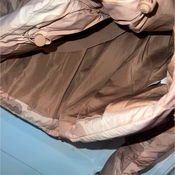 New Fabletics Wander Cropped Puffer Camo size M - Picture 10 of 11